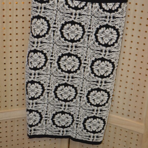 " BEBE " BLACK AND WHITE FLEXIBLE SKIRT SIZE M - Picture 2 of 7